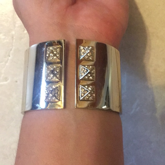 VS GOLD CUFF BRACELET - Picture 7 of 8